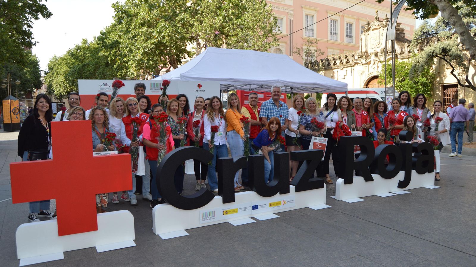 Representantes institucionales y voluntariado de Cruz Roja en el bulevar del Gran Capitán. Representantes institucionales y voluntariado de Cruz Roja en el bulevar del Gran Capitán.