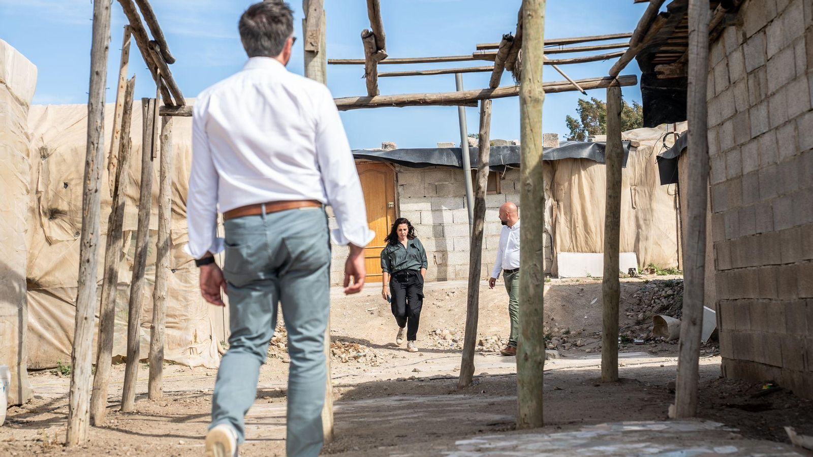 Manuel Gavira recorrió algunos de los asentamientos chabolistas de Níjar