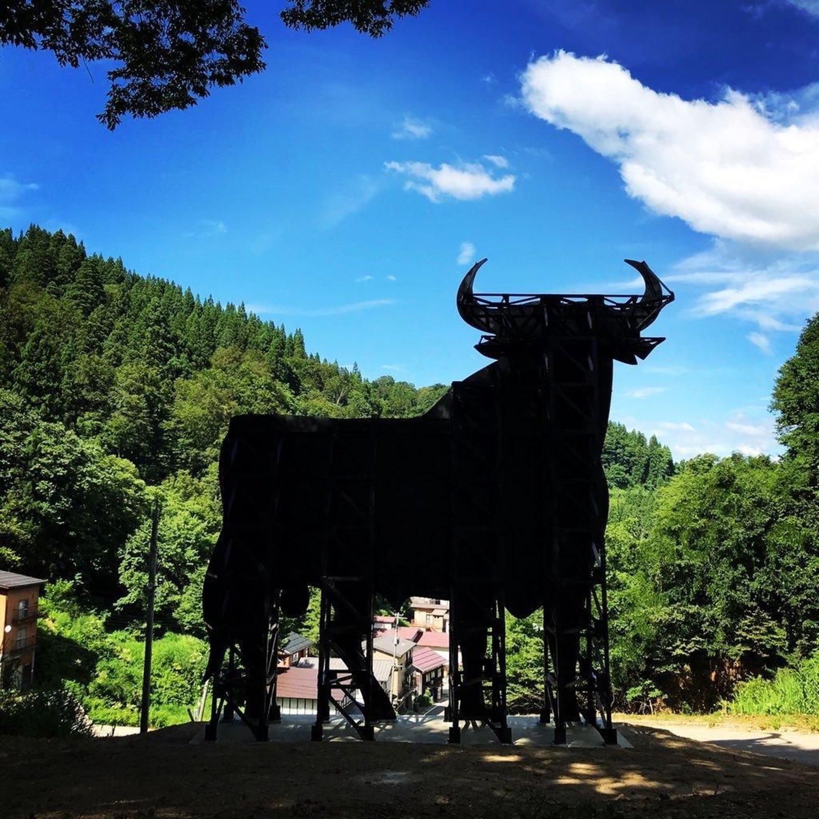 El Toro de Osborne, tras su instalación en Matsunoyama el domingo.