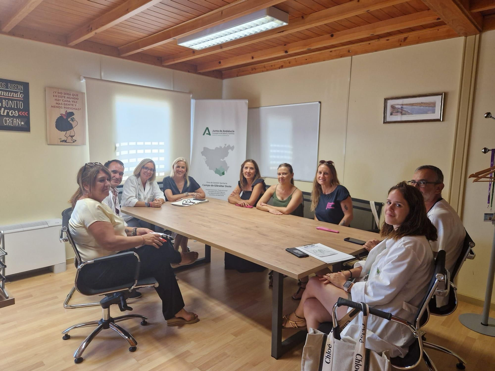 Reunión entre la delegada territorial de Salud y Consumo, Eva Pajares, y la gerente del Área de Gestión Sanitaria del Campo de Gibraltar Oeste, Fátima González, con representantes de la Asociación Española Contra el Cáncer y de Bandera Rosa, este lunes. Reunión entre la delegada territorial de Salud y Consumo, Eva Pajares, y la gerente del Área de Gestión Sanitaria del Campo de Gibraltar Oeste, Fátima González, con representantes de la Asociación Española Contra el Cáncer y de Bandera Rosa, este lunes.