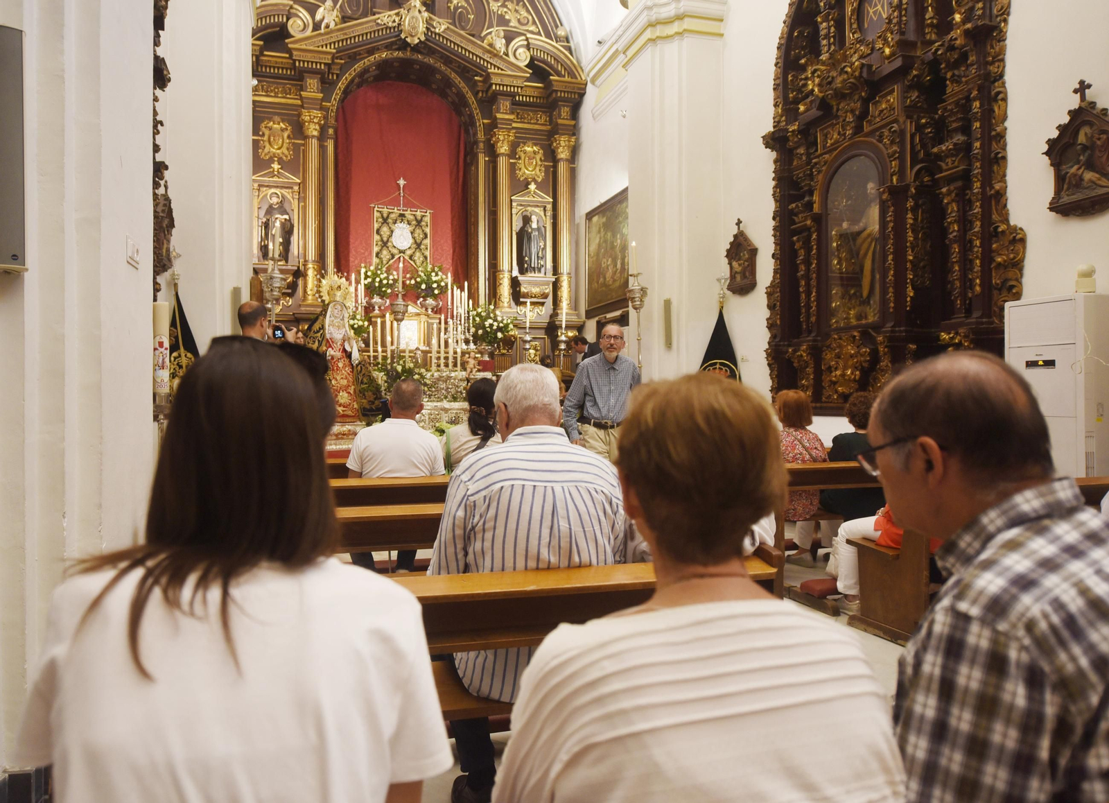 El besamanos de la Virgen de los Dolores, en imágenes