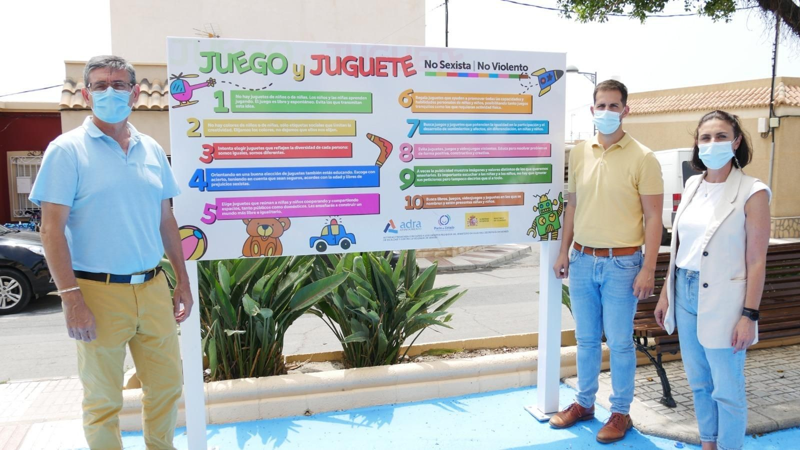 Adra renueva el parque infantil de la barriada de Puente del Río