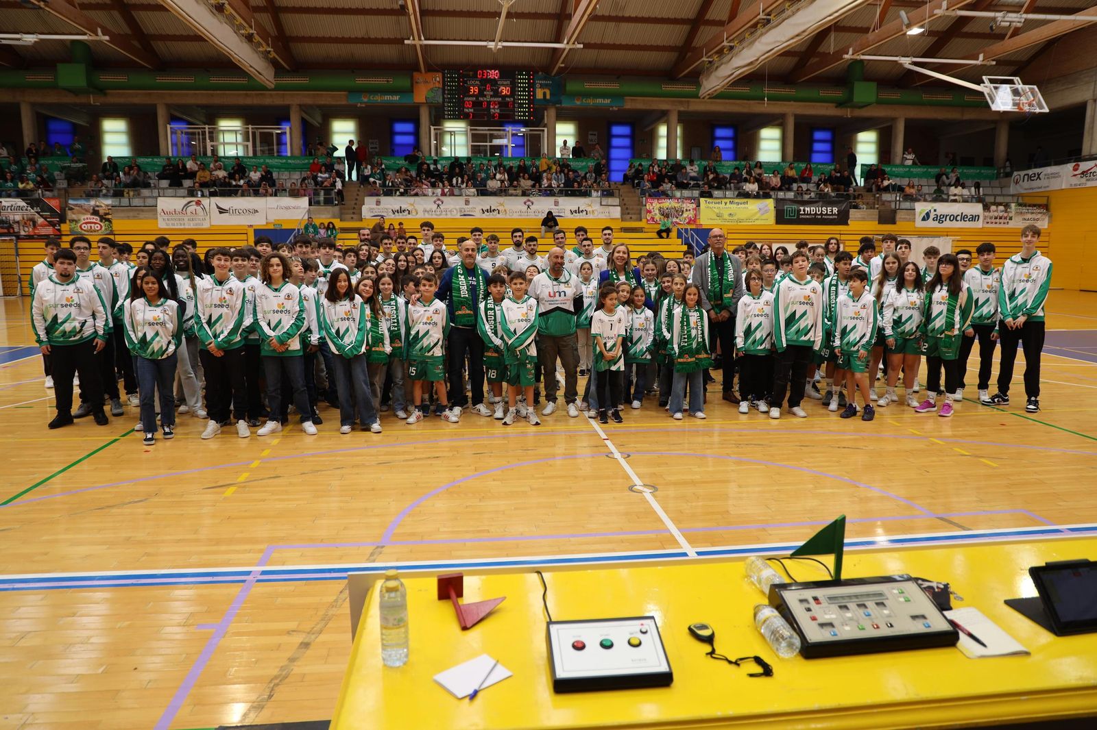 Foto de familia sobre la pista con los distintos equipos de cantera del Baloncesto Murgi.
