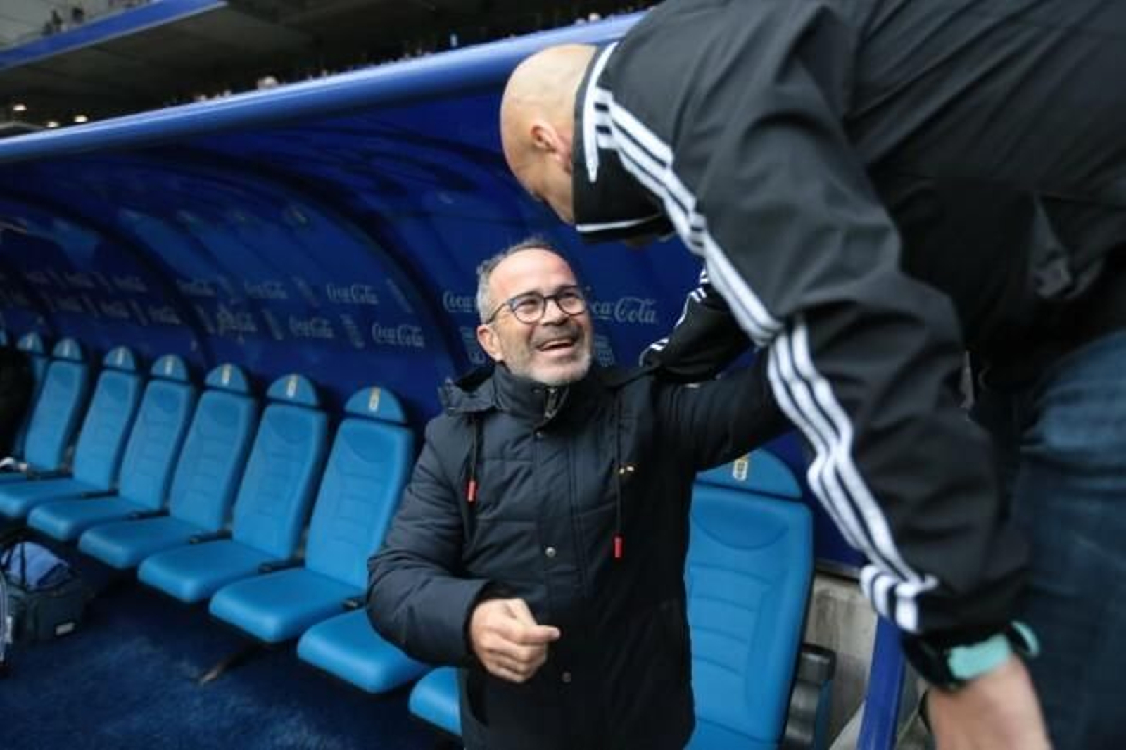 Cervera y Rozada, técnico del Oviedo, se saludan antes del partido.