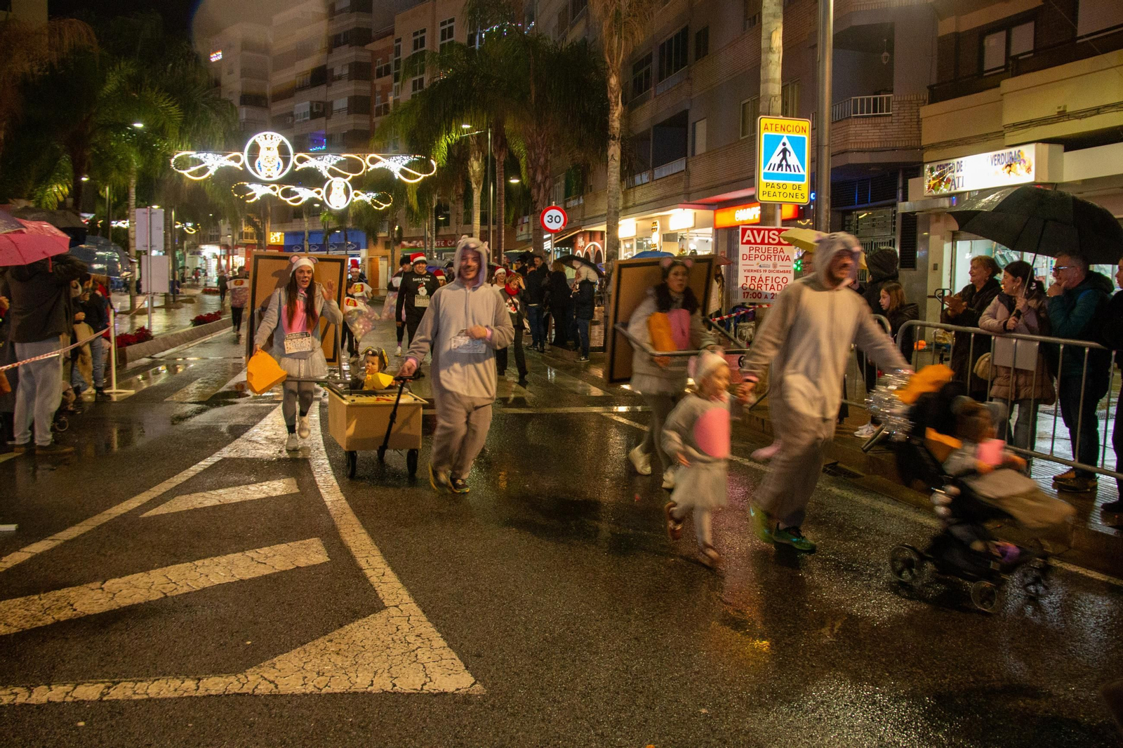 Ni la lluvia puede con la San Silvestre de Motril