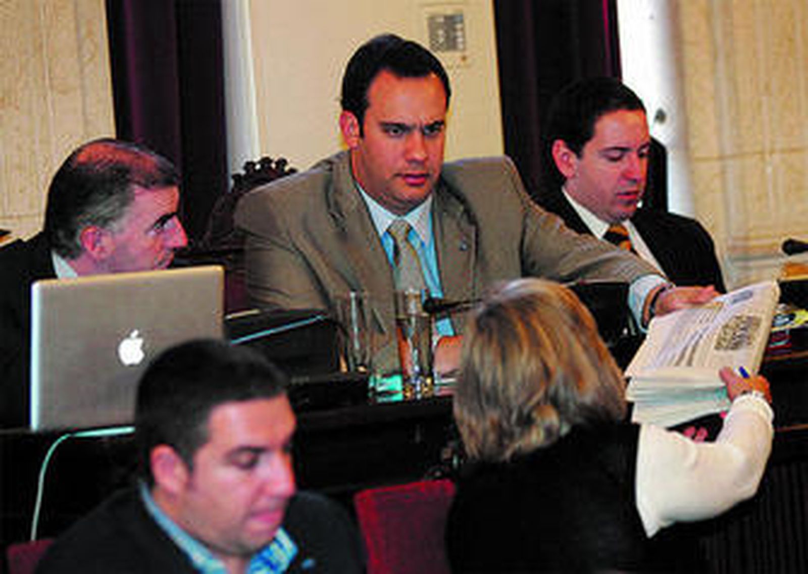 El concejal de Urbanismo, comprobando los titulares que dio esta semana.