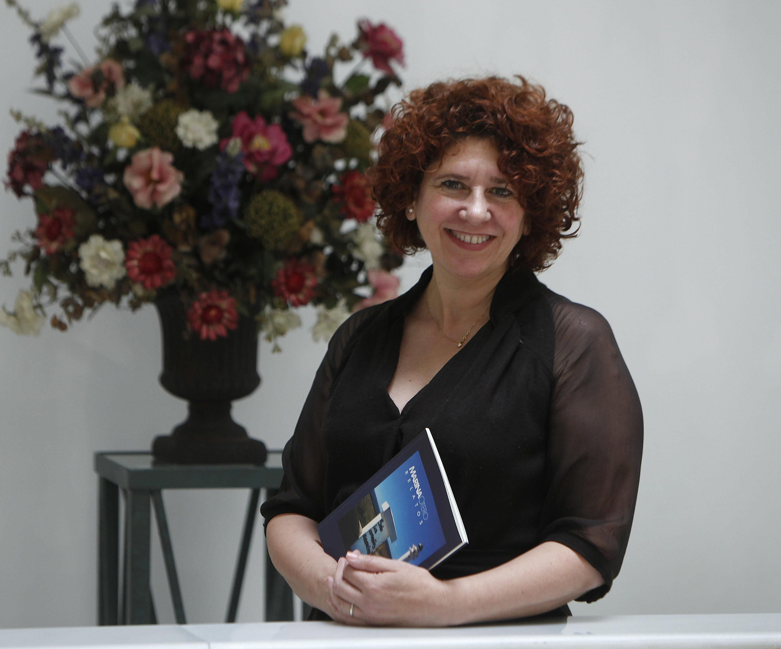 Marina Otero posa con la publicación, 'Sólo los amantes sobreviven’.