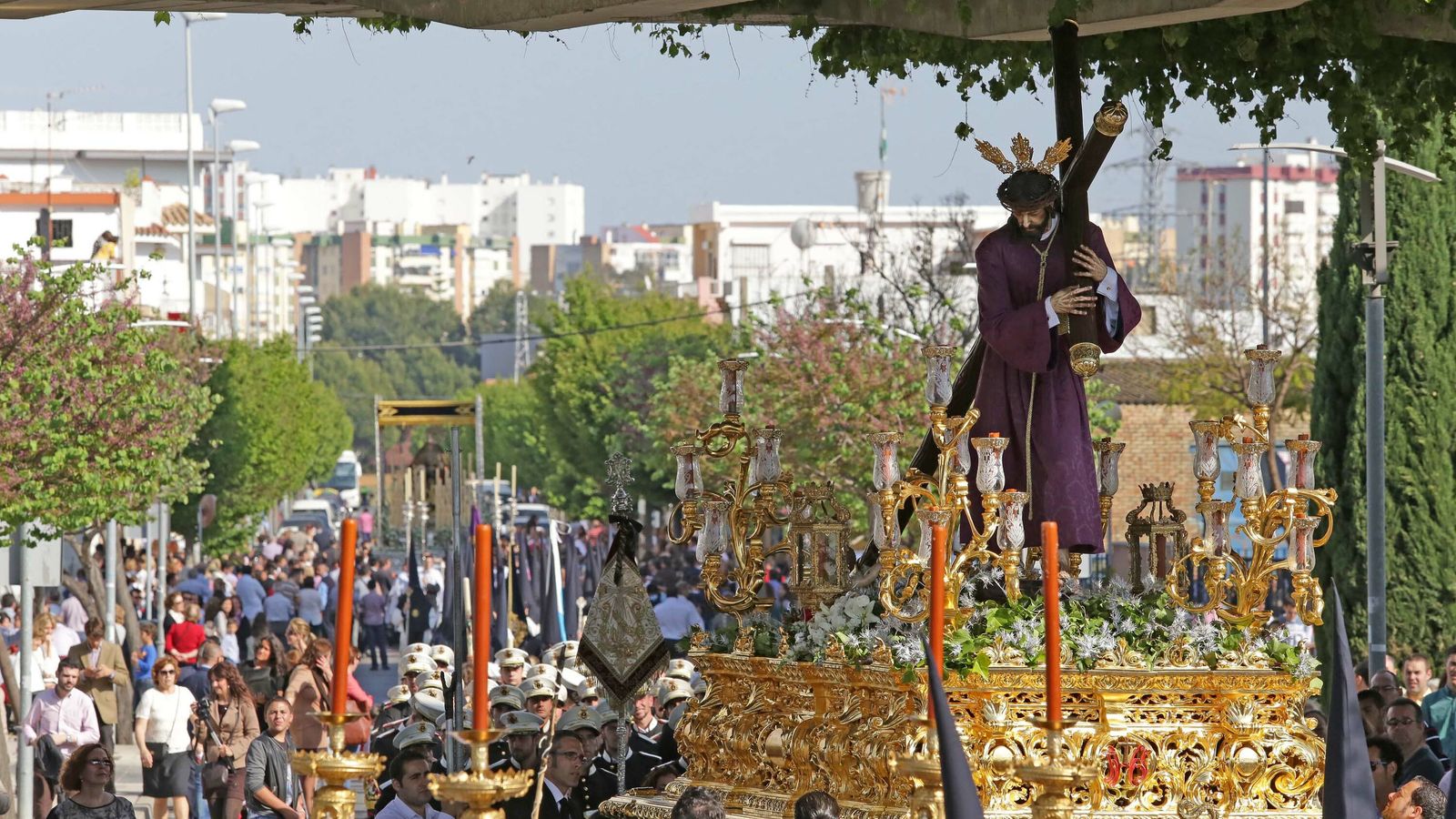 El Señor del Amparo el primer año que salió ocupando el paso del Consuelo, que se ve atrás en su nuevo palio.
