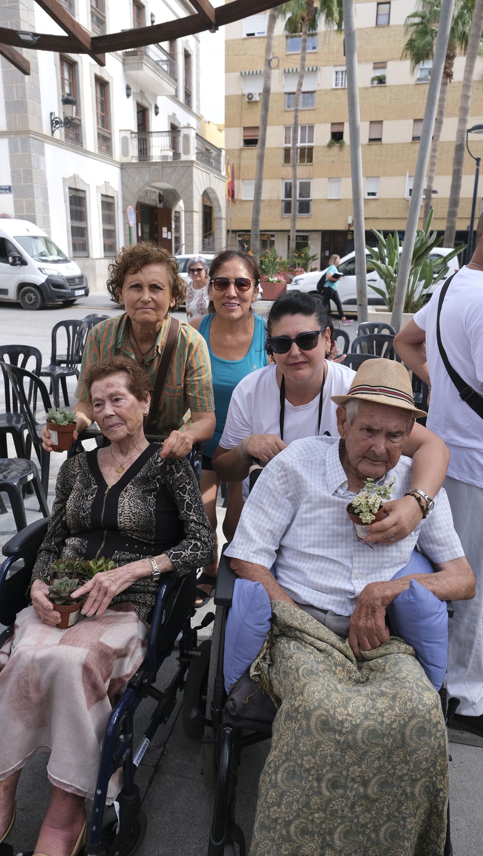 El Día de las Personas de Edad en Adra, organizado por el Ayuntamiento y Clece, en imágenes