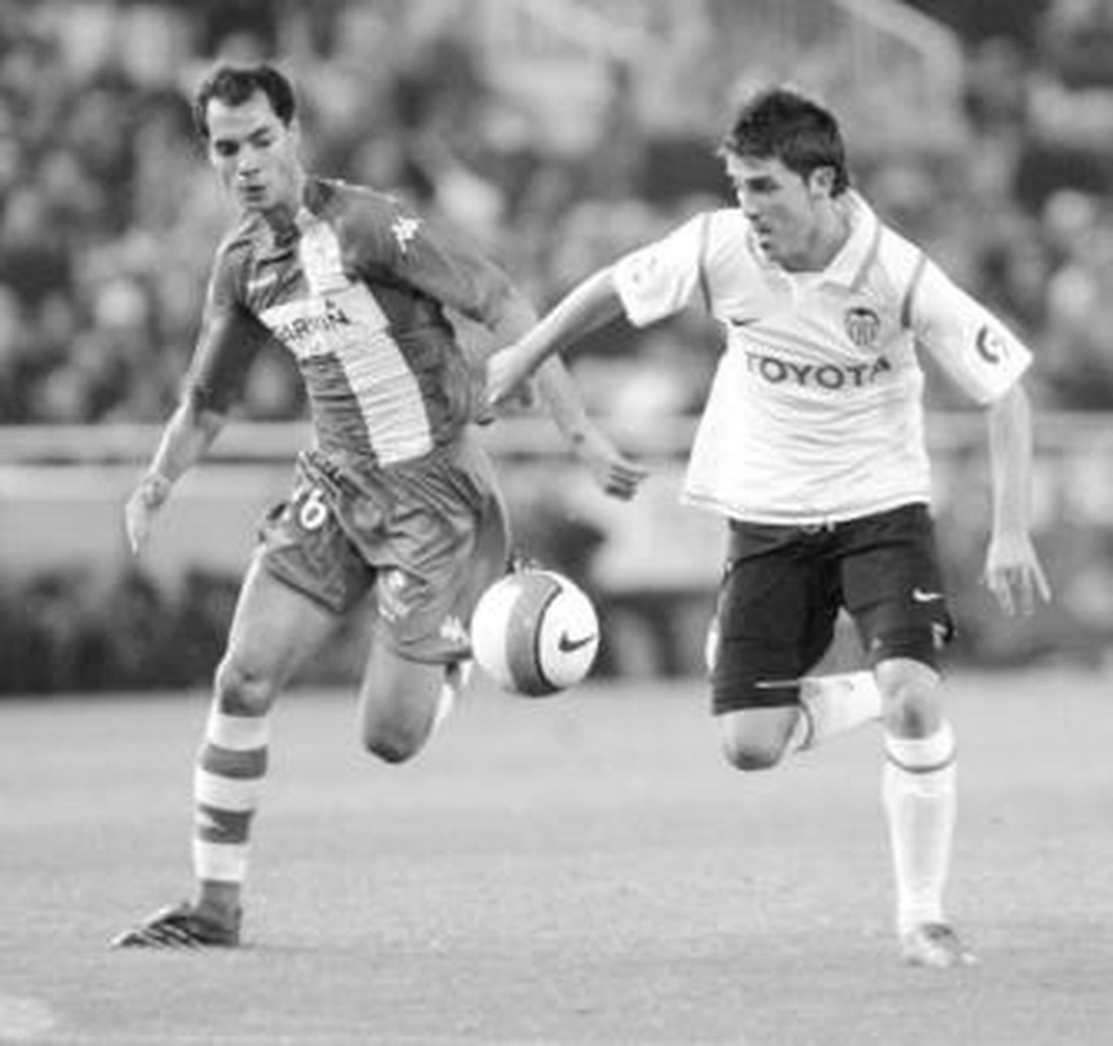 El debutante Álex Ortiz pelea el balón con el valencianista Villa.