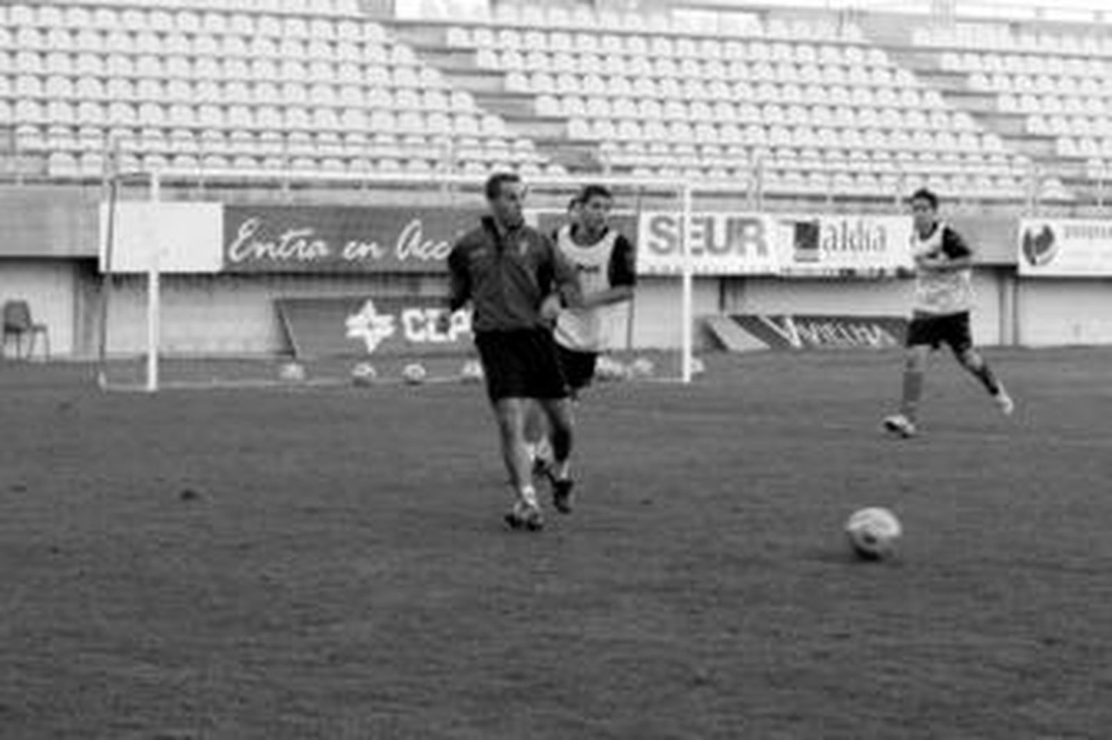 Los juveniles Manolín -izquierda- y Jesús Glynn -derecha- junto a Máiquez en el entrenamiento de ayer.
