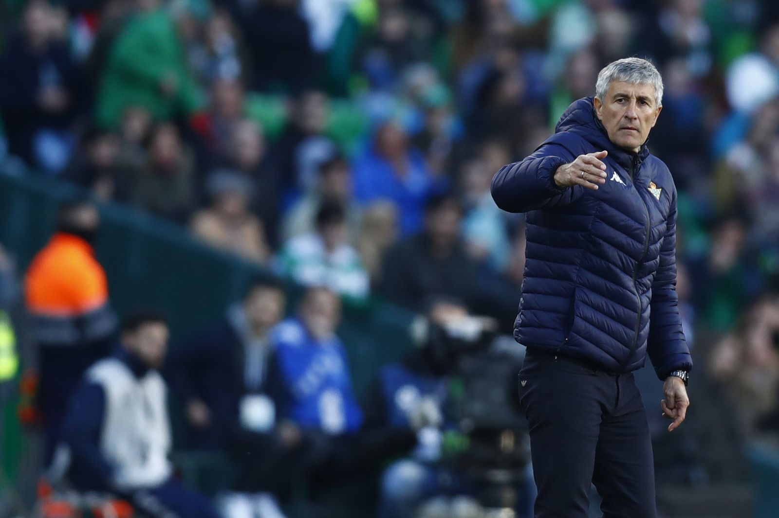 Quique Setién realiza un gesto durante el partido ante el Atlético.