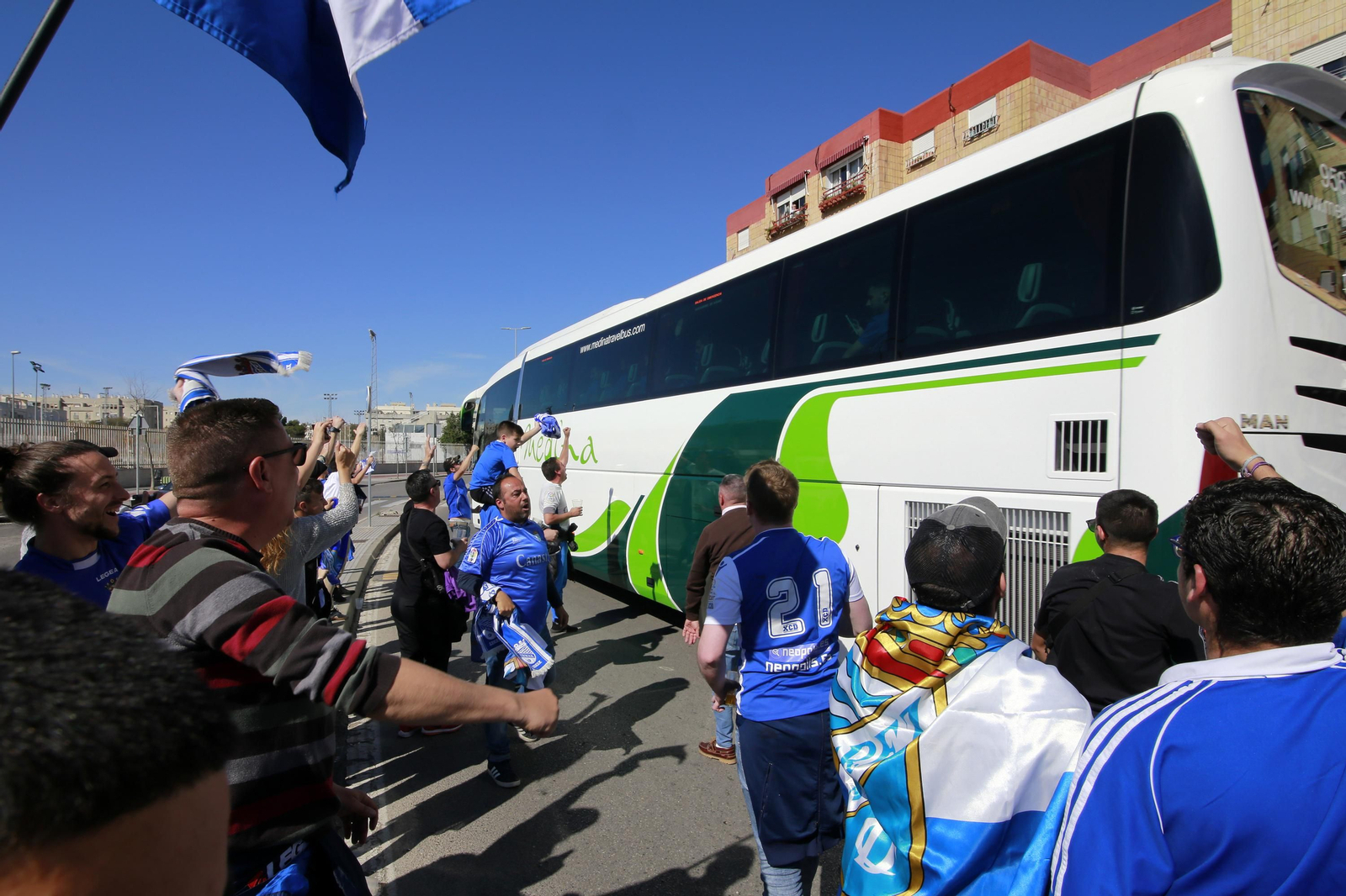 Recibimiento de la afición antes del derbi