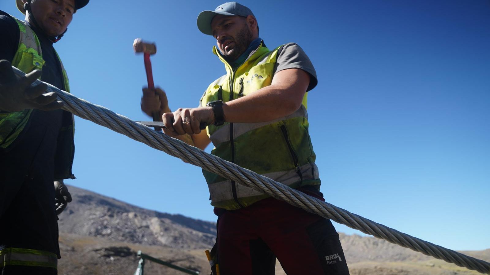 La empresa suiza que ha realizado las labores ha necesitado 34 toneladas de cable