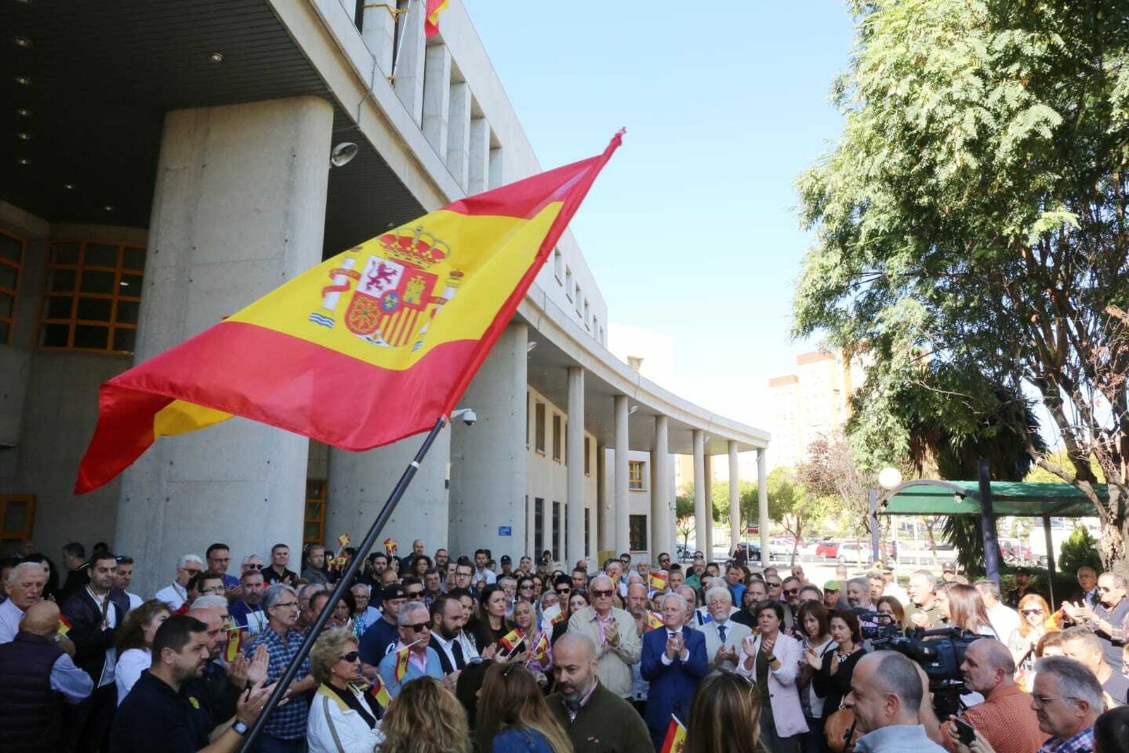 Concentración a las puertas de la Comisaría para apoyar a los policías en Cataluña