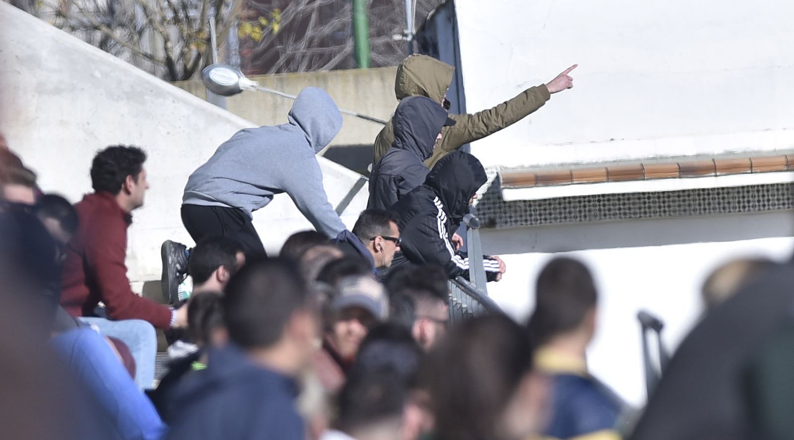 Un grupo de hinchas béticos muestra su apoyo a Zozulya en el entrenamiento de ayer en la ciudad deportiva.