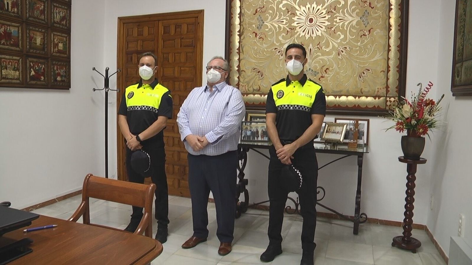 Juan Antonio Jiménez Pinto con dos de los agentes de la Policía local.