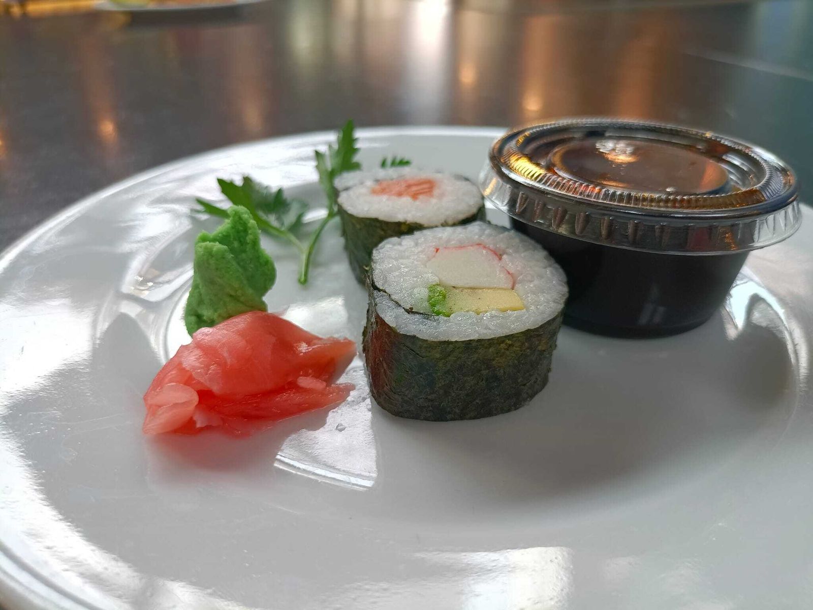 Maki de salmón y maki California de Aku Japanese