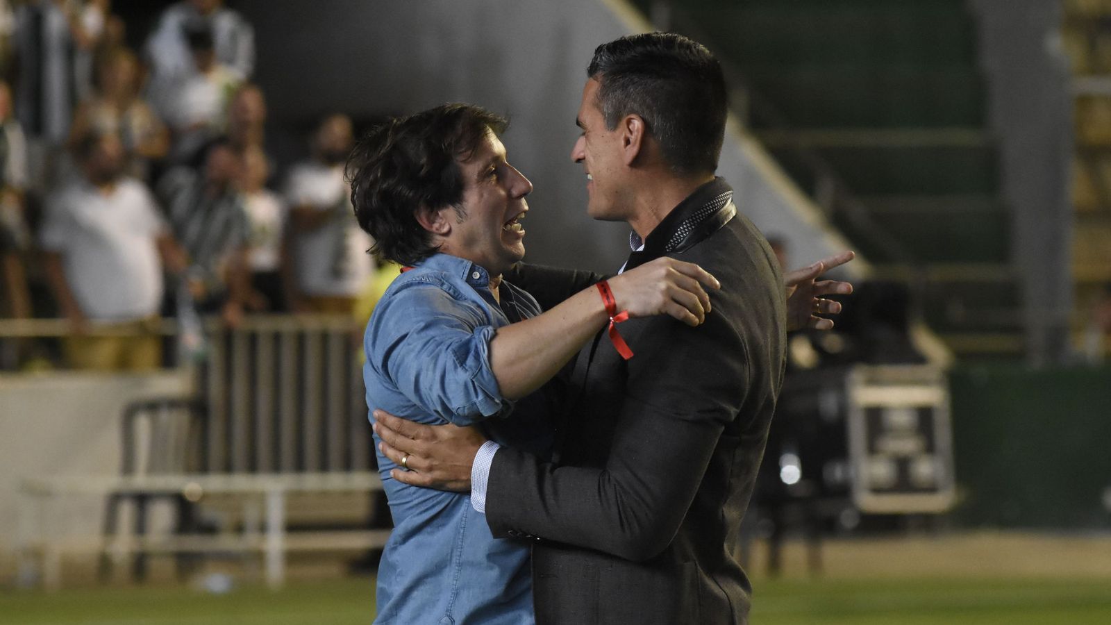 Juanito y Raúl Cámara se abrazan tras el ascenso del Córdoba CF a Segunda División.