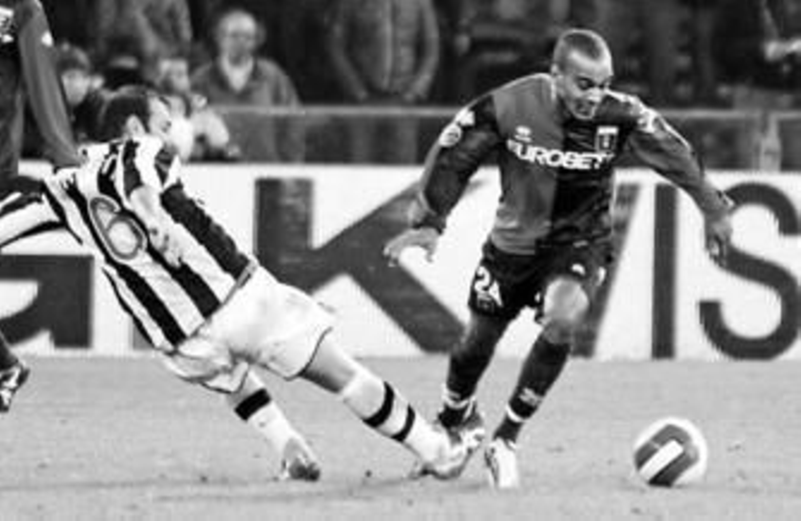 Konko supera a un futbolista rival en un partido del Genoa frente a la Juventus.