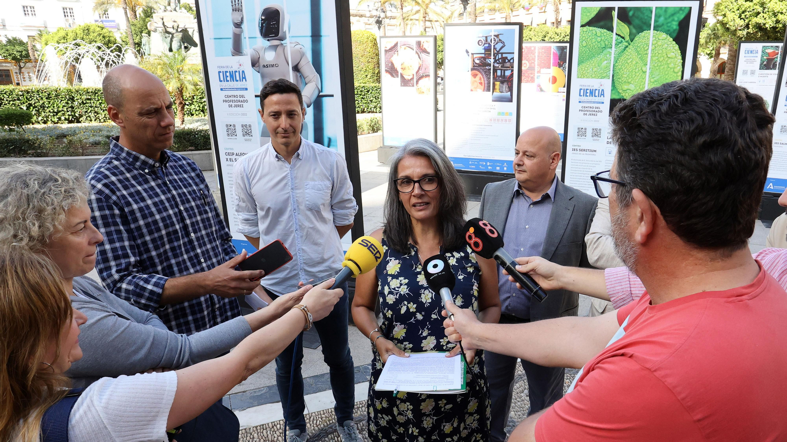 Imágenes de la exposición de la X Feria de la Ciencia en la Calle en Jerez