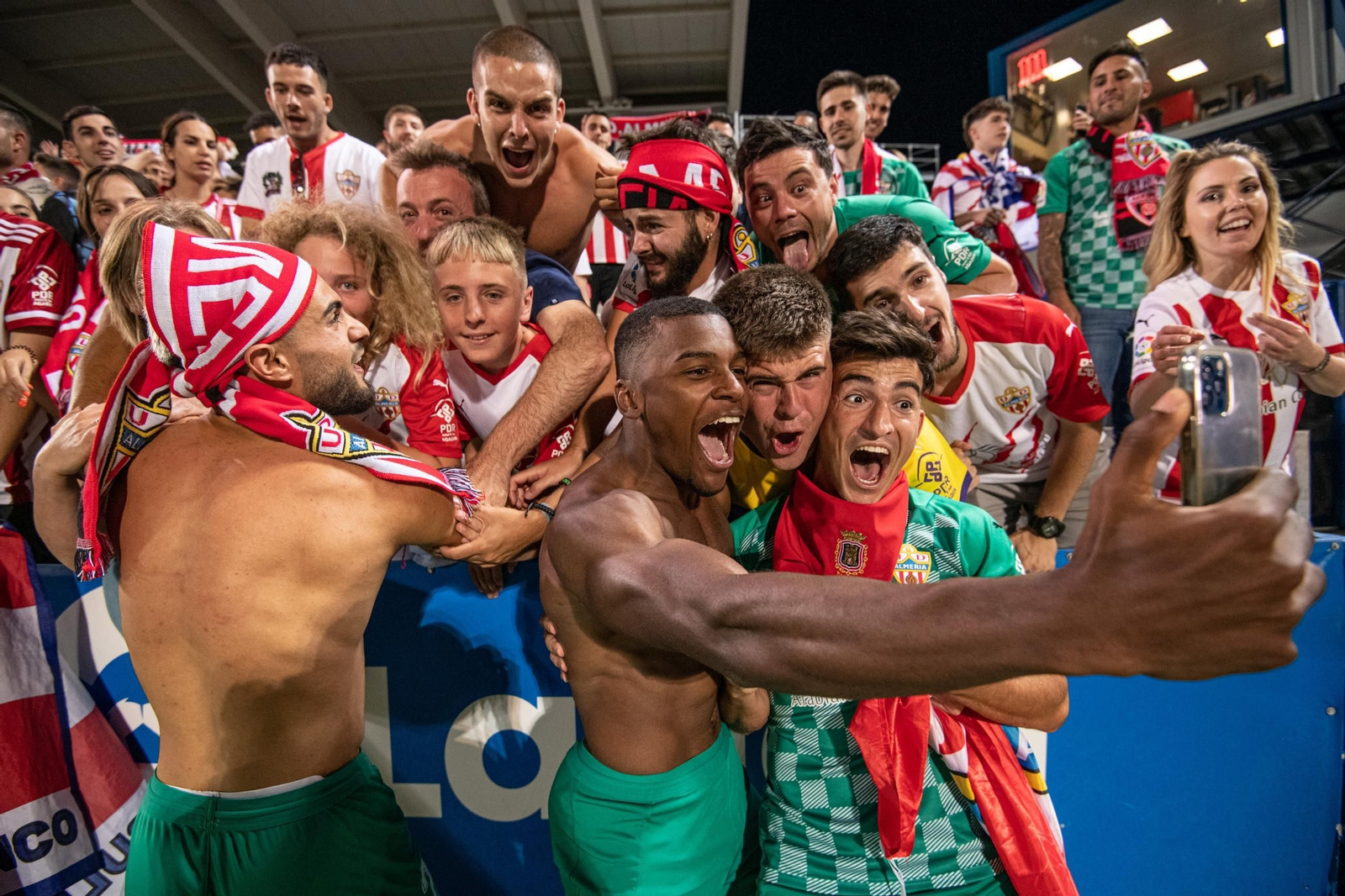 Puigmal, Akieme y Buñuel se hacen un selfie con aficionados en Butarque para celebrar el ascenso de 2022