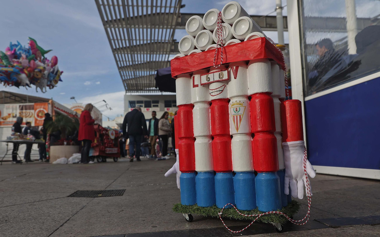 Búscate en las fotos del Arrastre de Latas 2025 en Algeciras