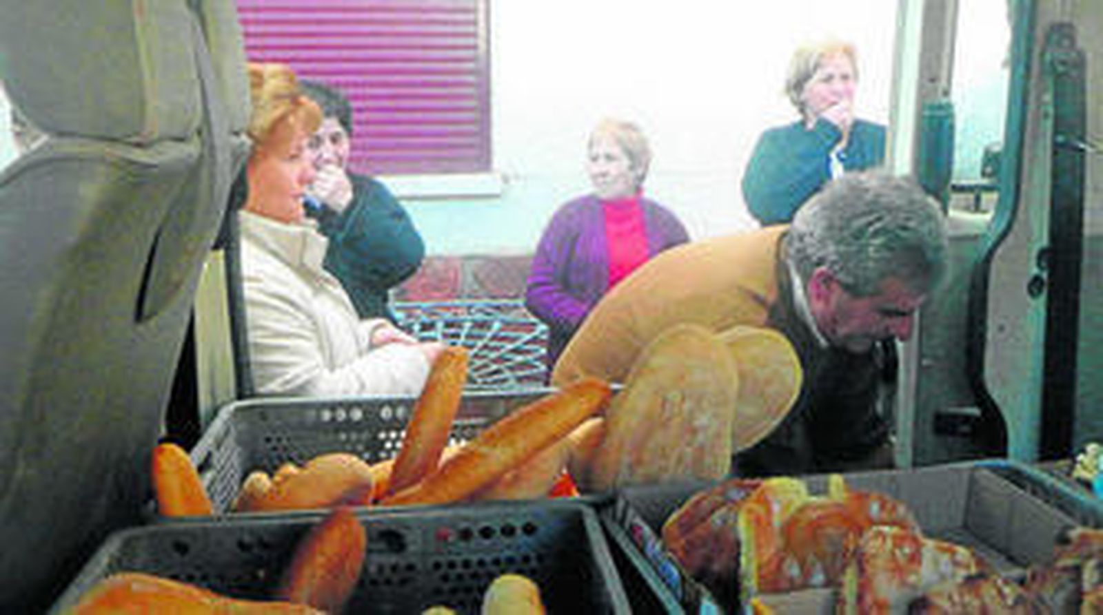Municipios como Doña María. Ocaña o núcleos como Aulado reciben cada día al panadero puesto que son lugares donde se 'perdieron' los hornos.