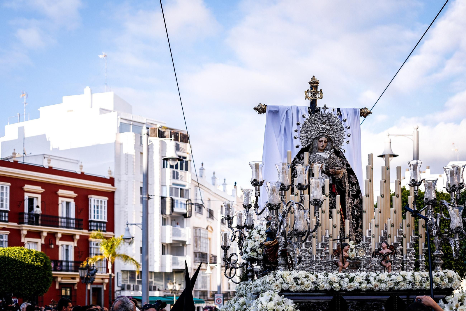 Imágenes de la salida de la Soledad en la Semana Santa de San Fernando 2025