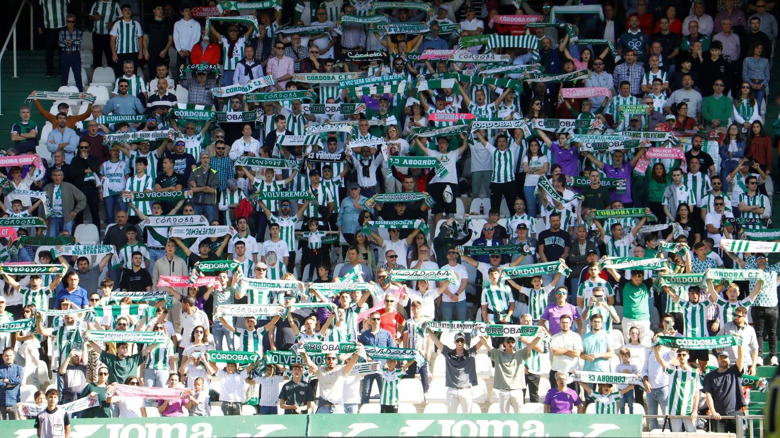 Aficionados del Córdoba CF cantan el himno de su equipo antes del Córdoba CF - Castellón.