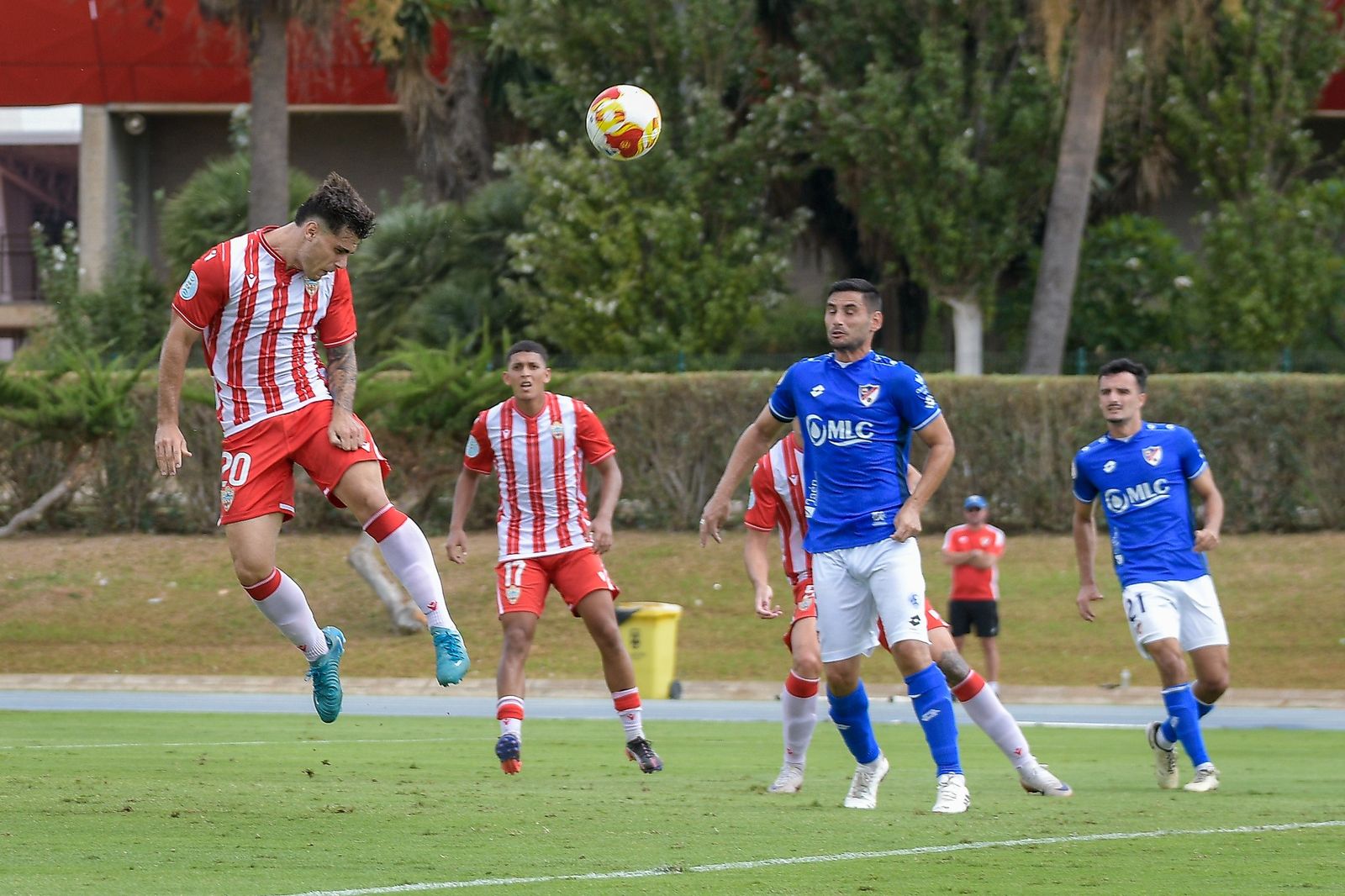 Marsu realiza un remate de cabeza durante el encuentro de ida frente a los linarenses disputado en el Anexo.