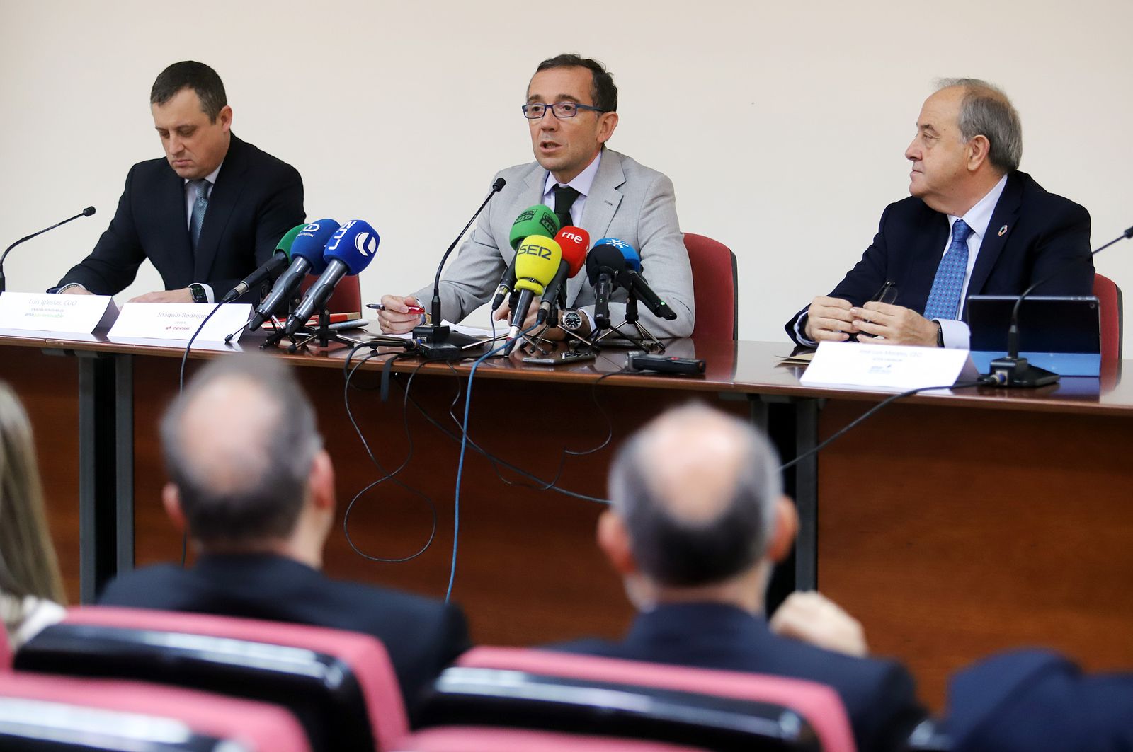 Imágenes del convenio entre Cepsa, Enagás Renovable y Alter Enersun para impulsar la descarbonización de la industria local y el transporte