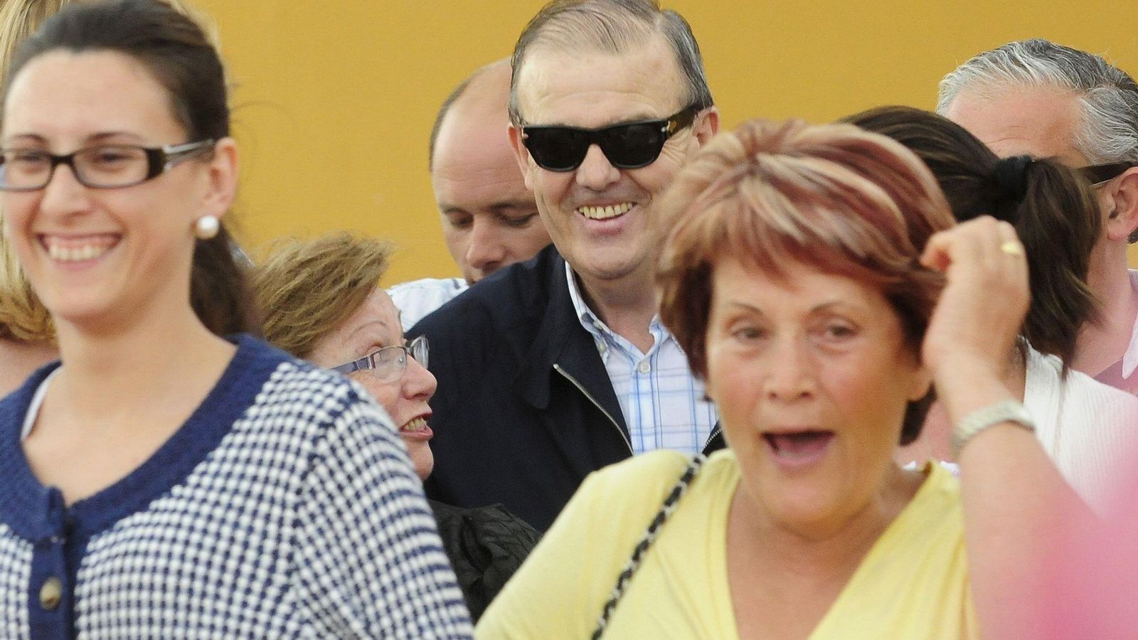 Juan Enciso arropado por familiares y amigos a la salida de la prisión de Albolote