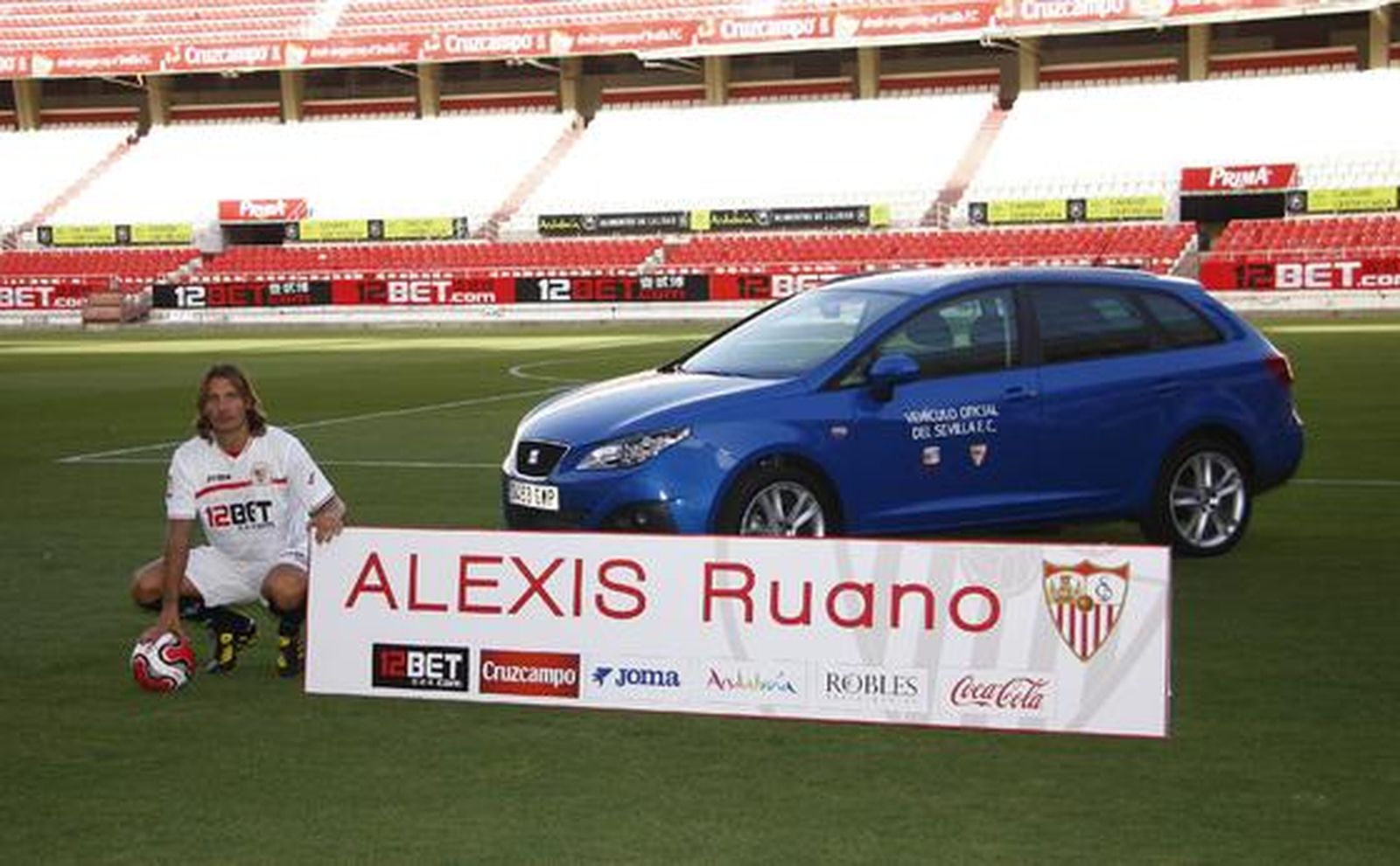 Alexis posa junto al vehículo oficial del Sevilla.

Foto: Belén Vargas