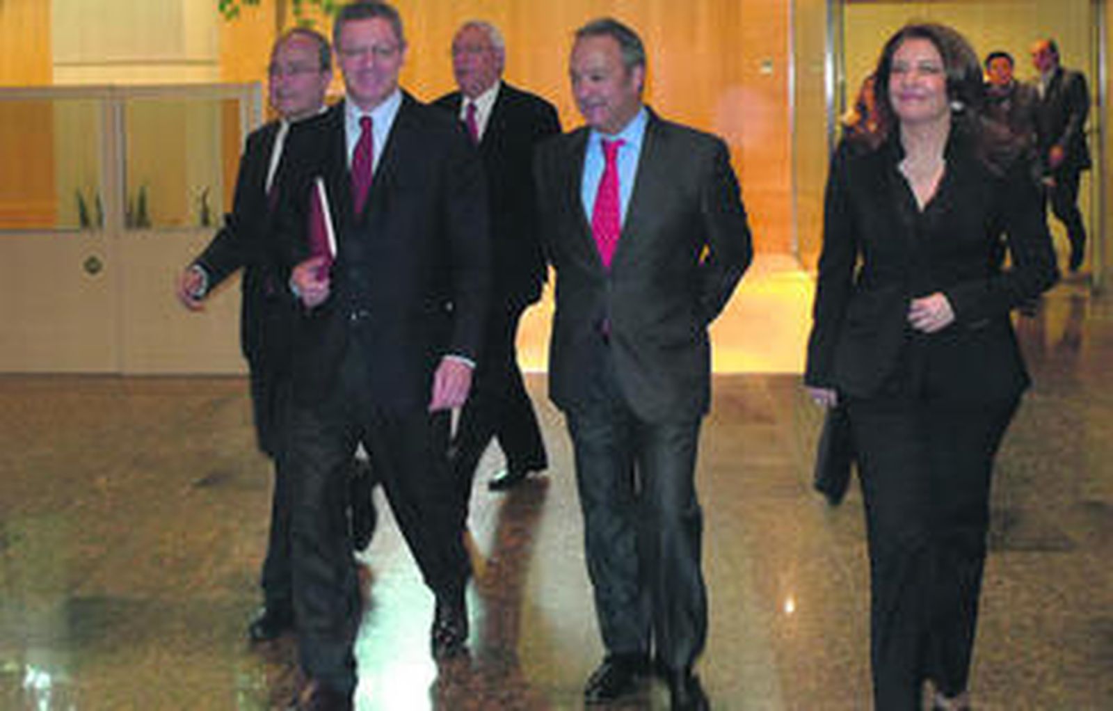 Ruiz Gallardón con el presidente de la APM, Jesús Chamorro, la delegada del Gobierno, el alcalde y detrás el subdelegado.