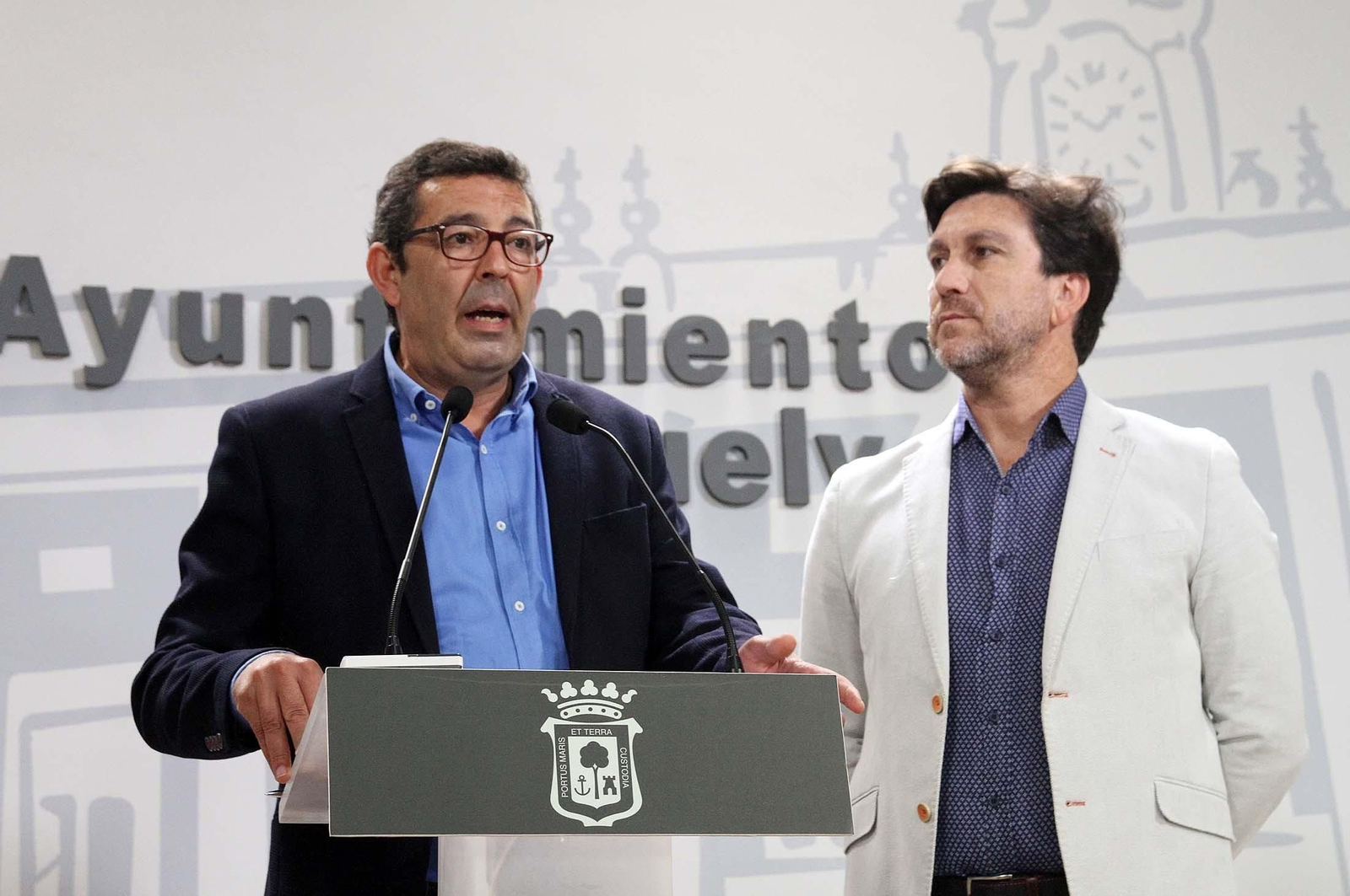 Una joven saca a pasear a sus mascotas y lleva las bolsas de plástico necesarias para recoger los excrementos de sus perros y una botella para limpiar los orines.