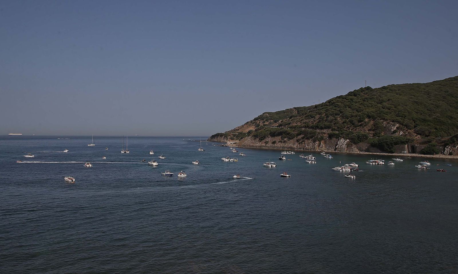 La playa de Getares abarrotada este domingo, en imágenes