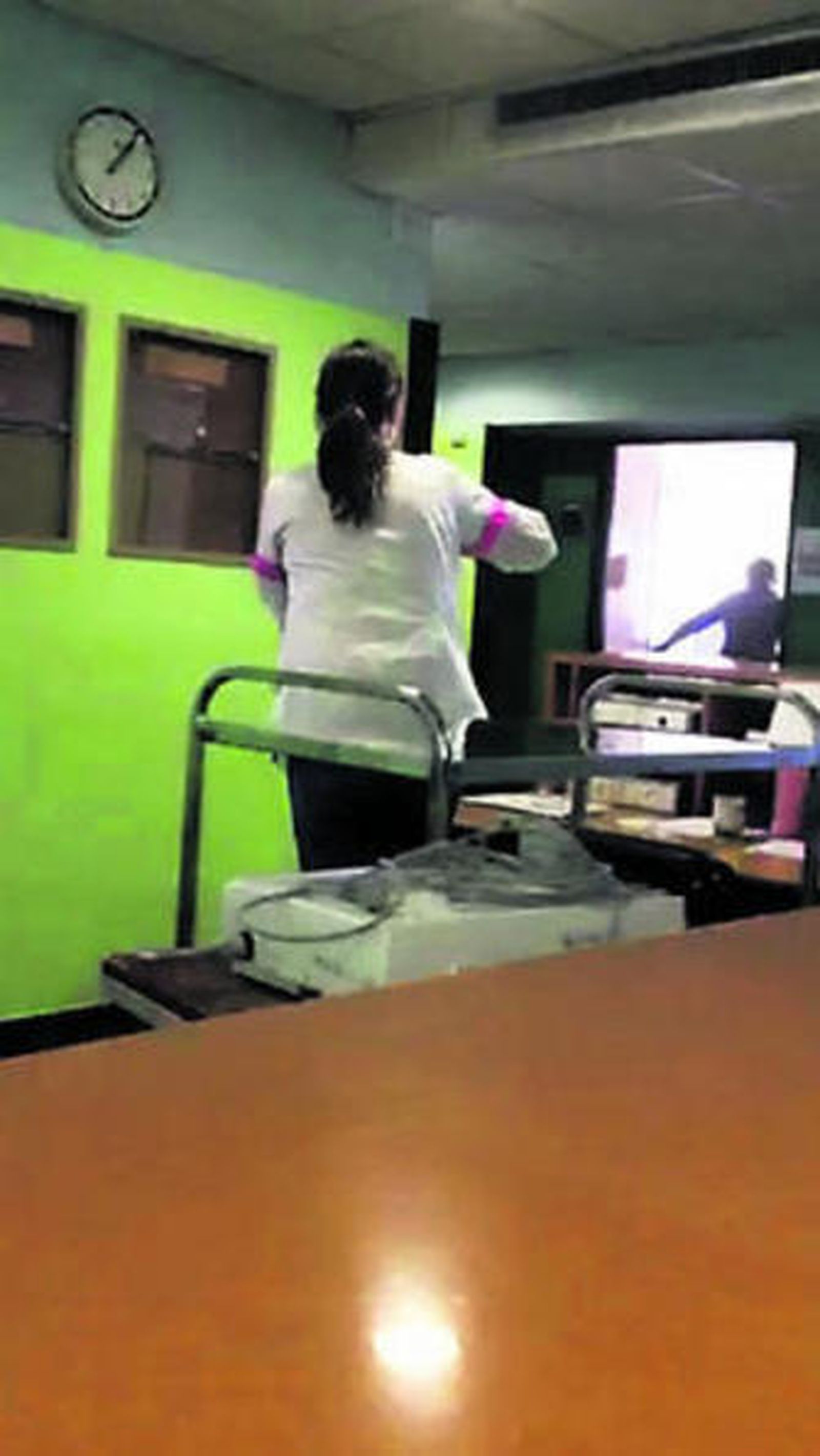 La comercial, dentro del mostrador de Enfermería.