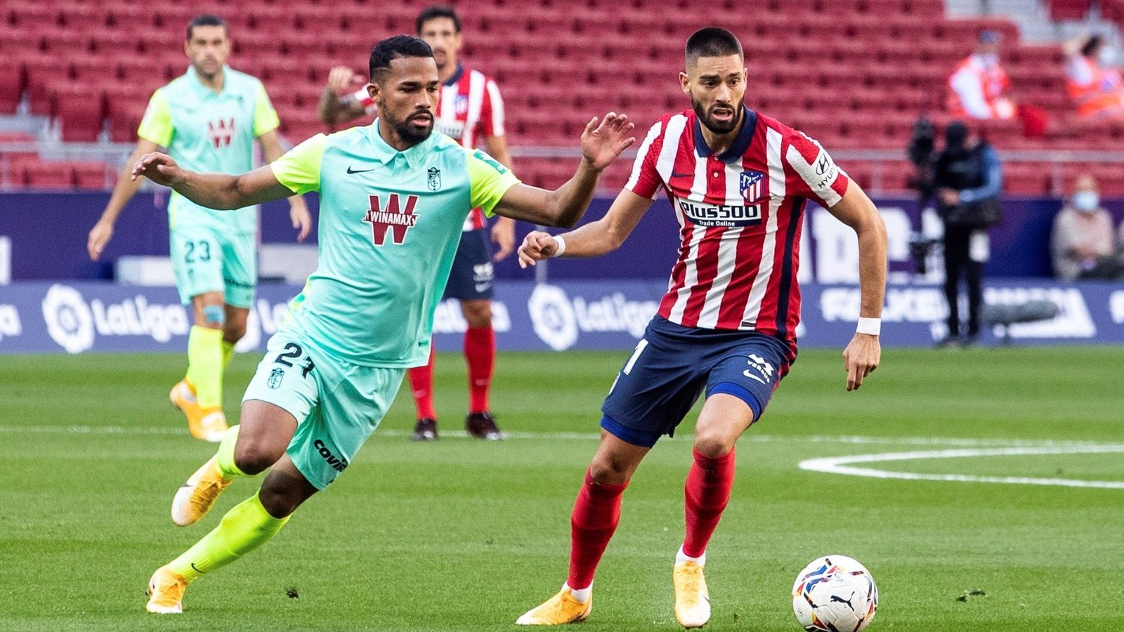 Yangel Herrera persigue a Carrasco en el duelo ante el Atlético de Madrid.