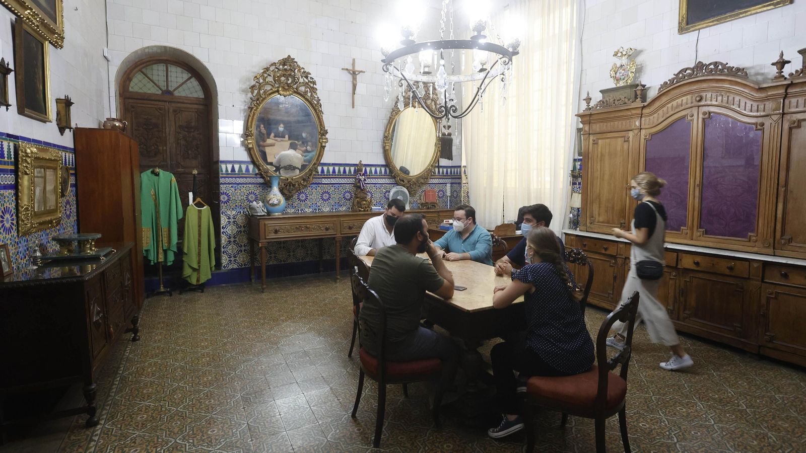 Algunos jóvenes reunidos en las dependencias del templo.