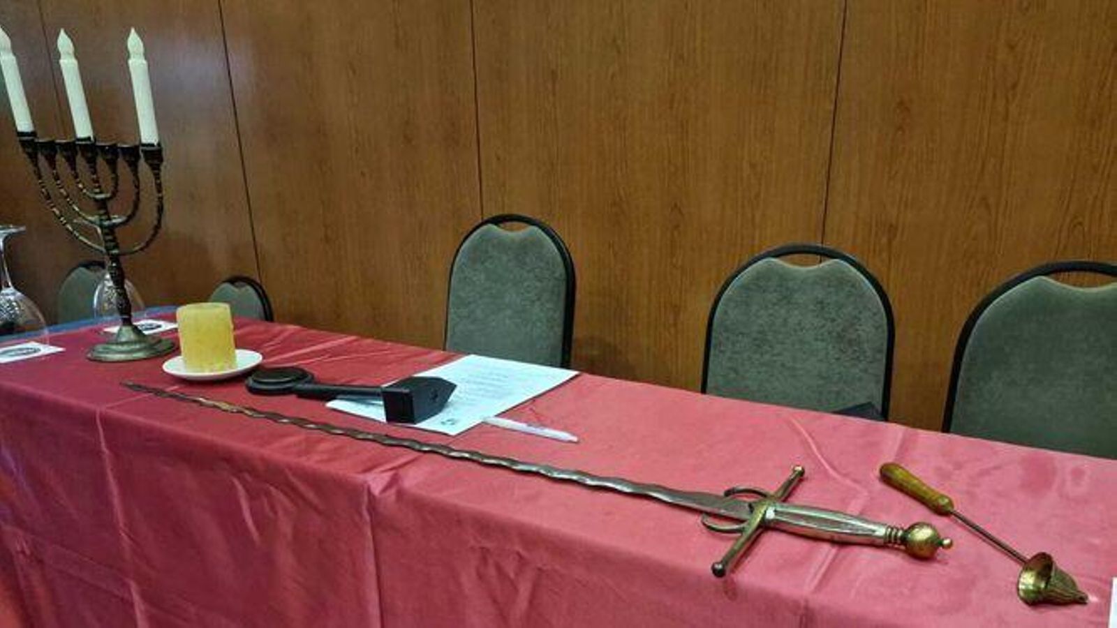 Los símbolos en la mesa presidencia de una sesión de trabajo de la Logia celebrada en Sevilla.