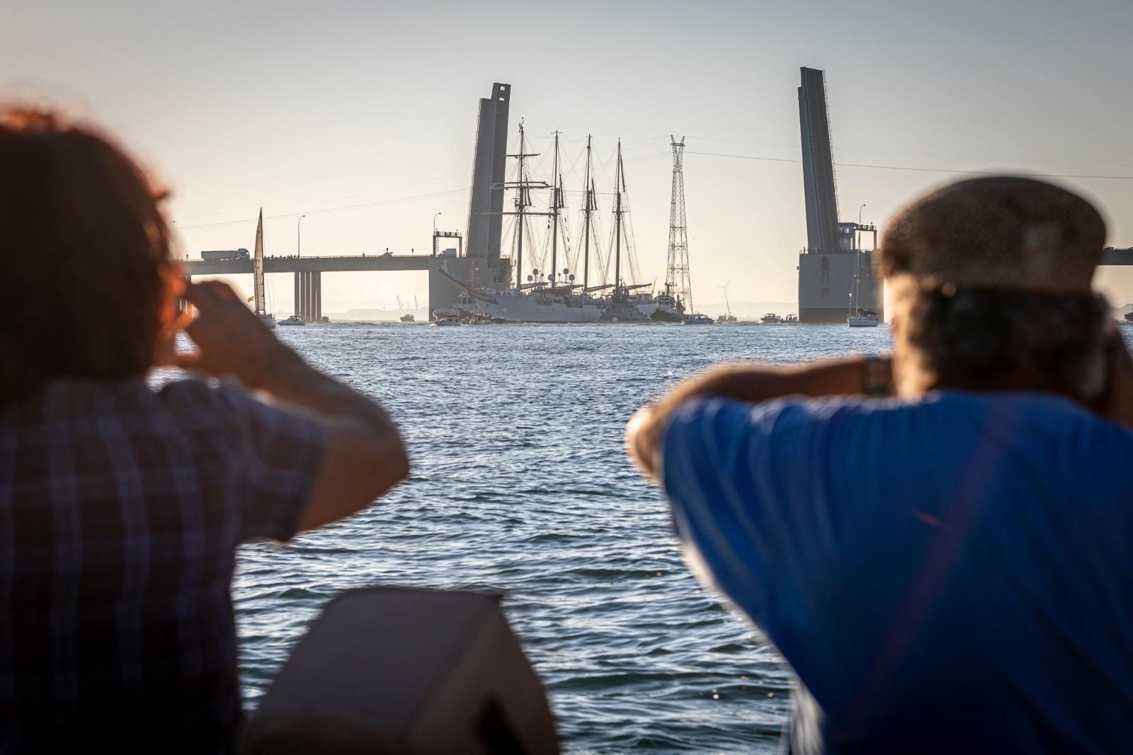 Imágenes de la salida de Elcano desde La Carraca