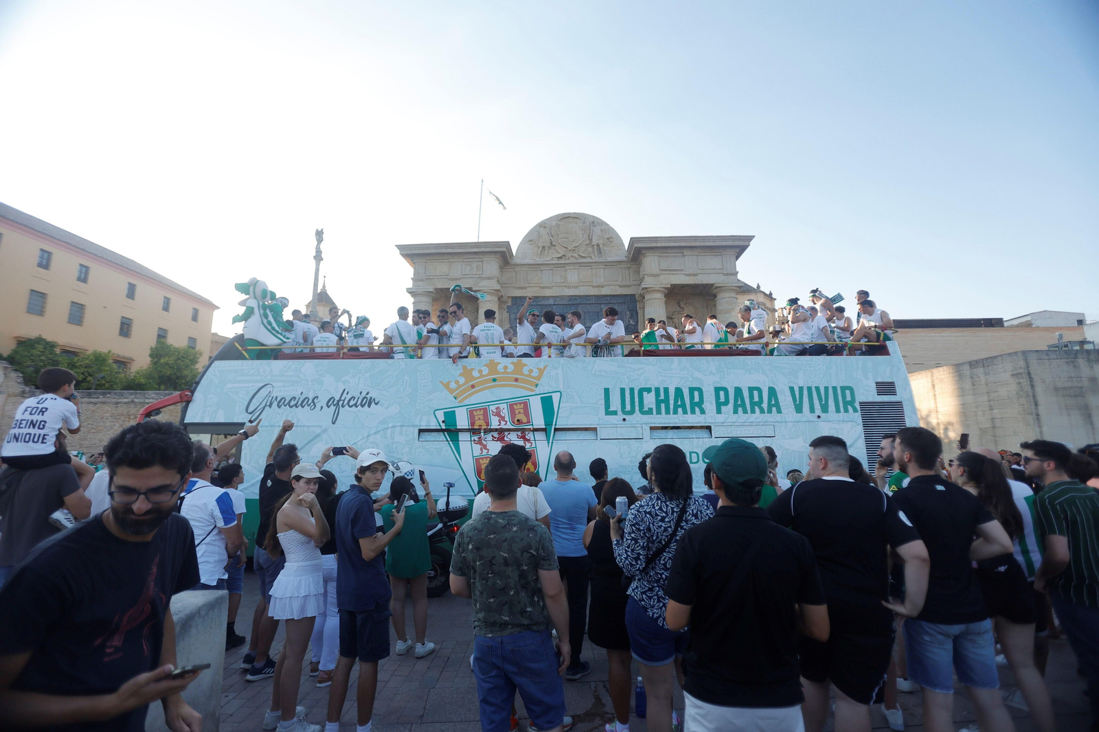 Las mejores fotos de la 'rúa' del Córdoba CF para celebrar el ascenso a Segunda División