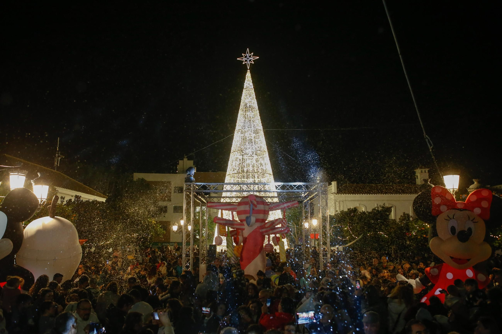 Fotos del encendido del alumbrado navideño en Los Barrios y la gran nevada artificial