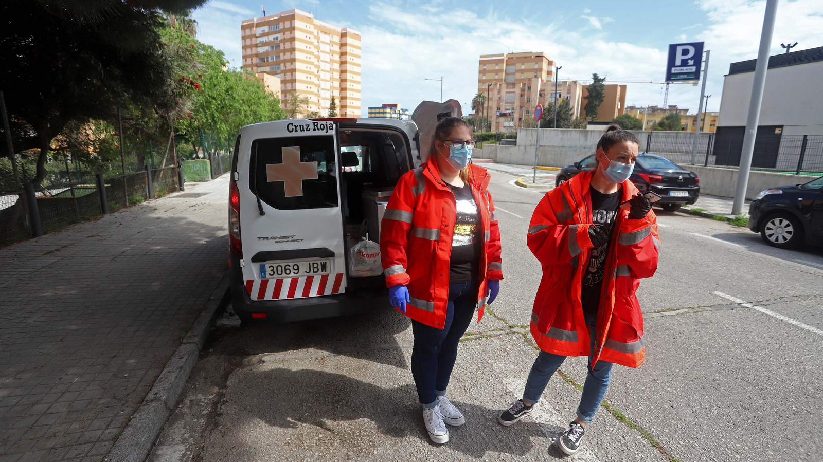 Reparto de kits alimenticios para familias de Cruz Roja