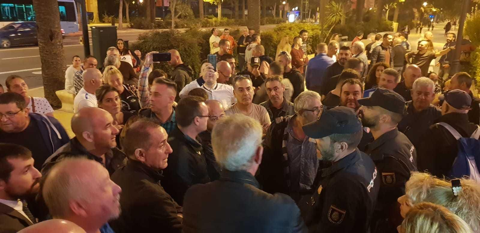 Concentración de trabajadores de Limasa a las puertas del Ayuntamiento. Concentración de trabajadores de Limasa a las puertas del Ayuntamiento.