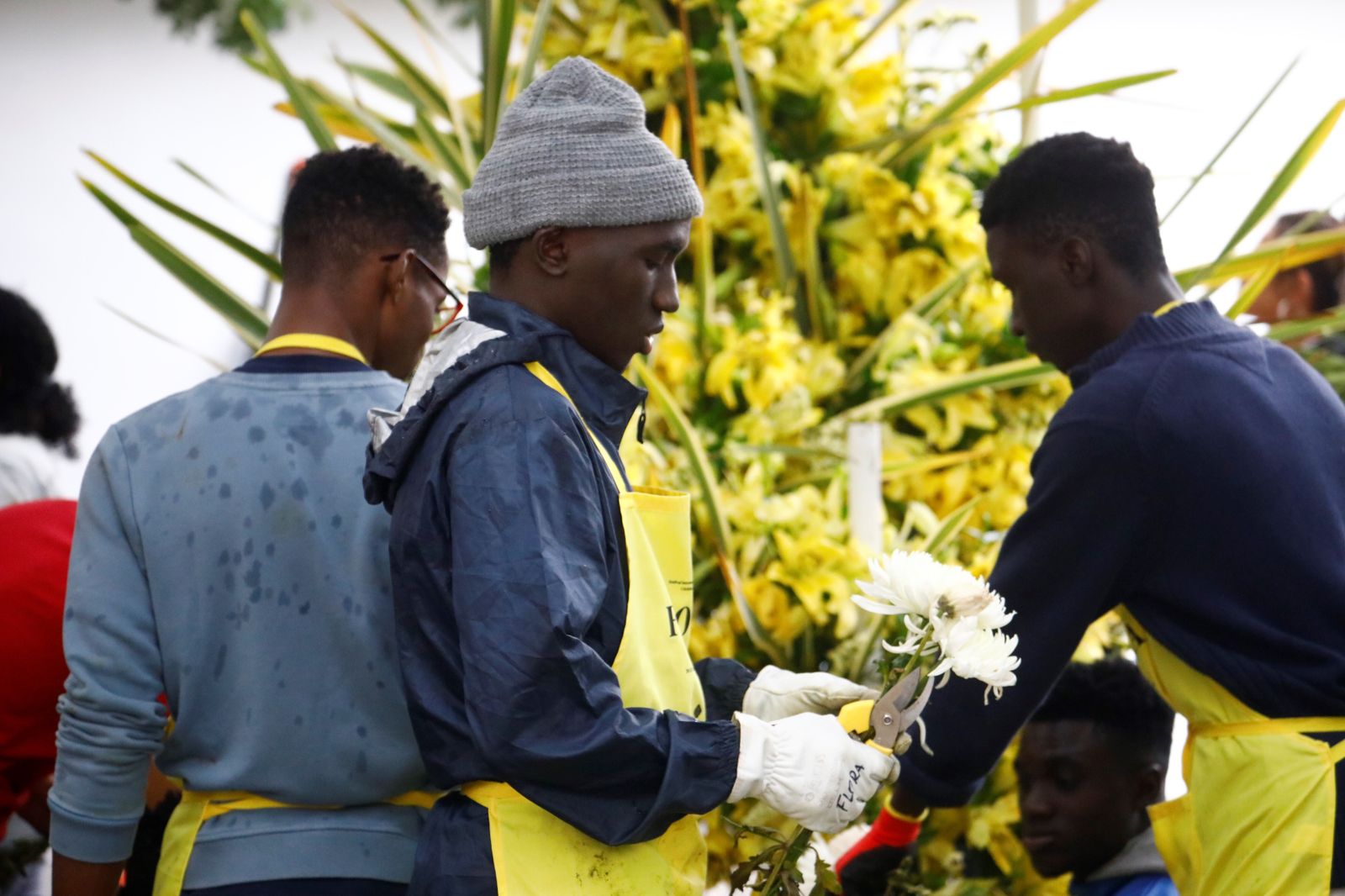 La guerrilla floral que pone el punto y final a Flora 2023 en Córdoba, en imágenes