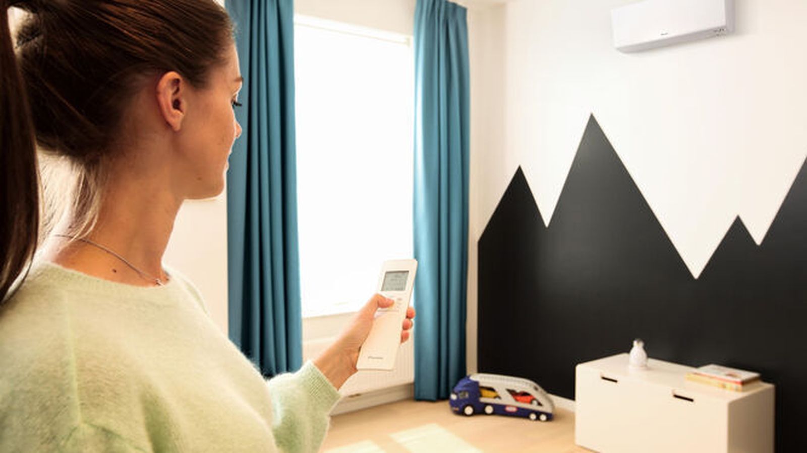 Una usuario pone en funcionamiento el sistema de bomba de calor en su casa