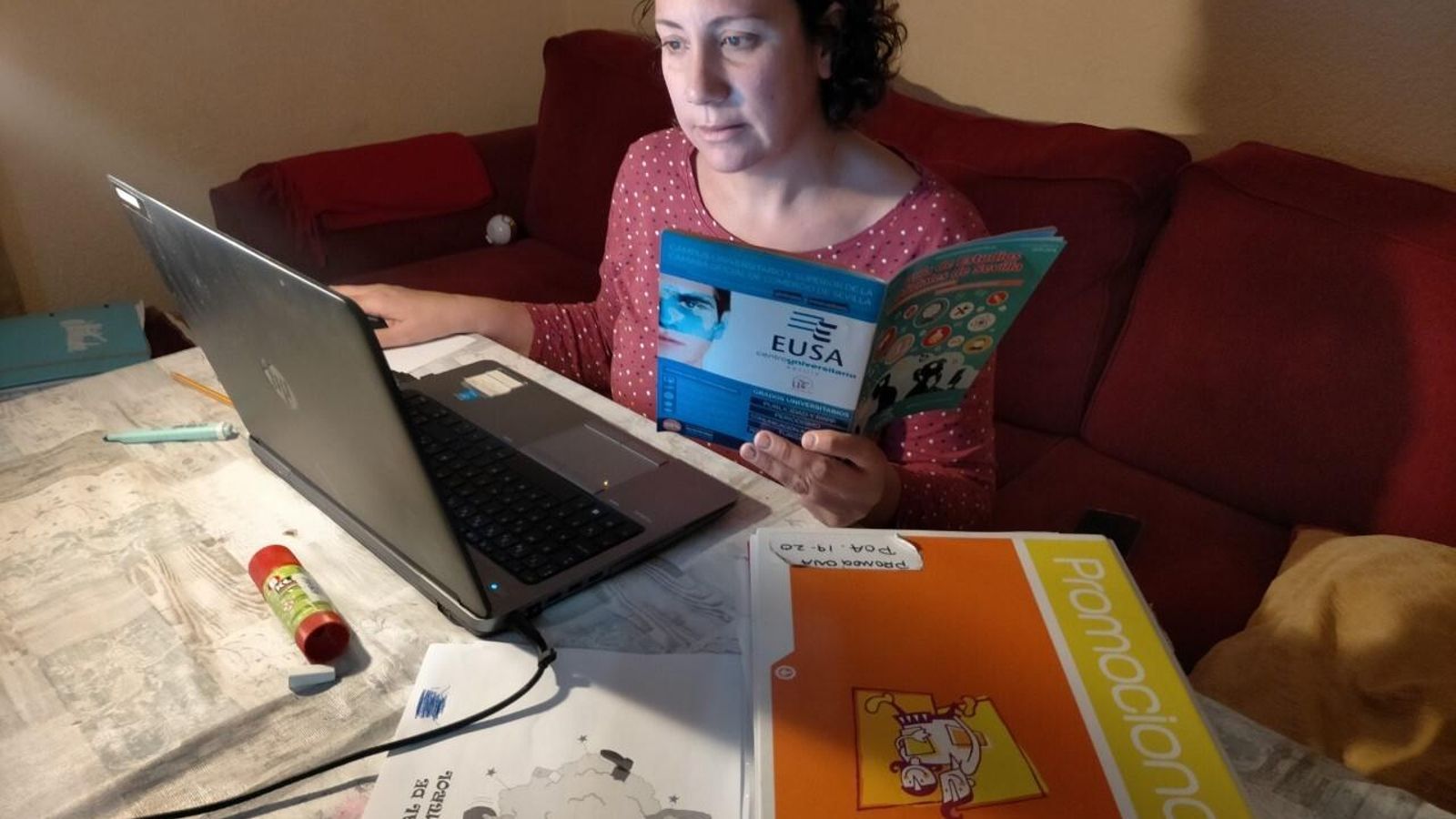 Una profesora imparte docencia telemática desde su casa.