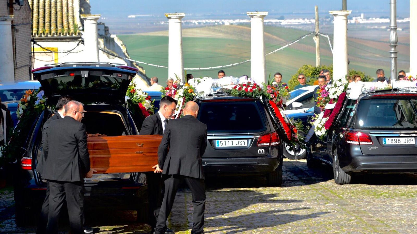 Los coches fúnebres con los restos mortales de los cinco fallecidos.